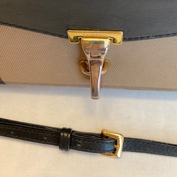 BURBERRY CHECKMARK AND NAVY BLUE LEATHER CROSSBODY PURSE.  Includes dust bag. - Picture 14 of 16